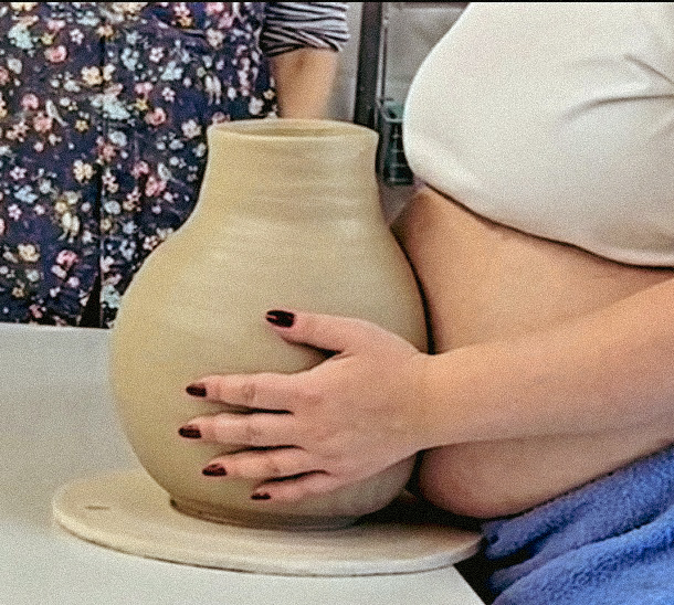 Belly-vase-Abdruck Prozess: Abdruck des Schwangerschaftsbauches in eine frisch gedrehte Keramikvase.